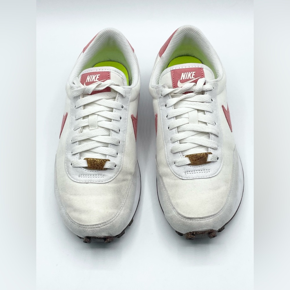 WOMENS NIKE DAYBREAK SIZE 7